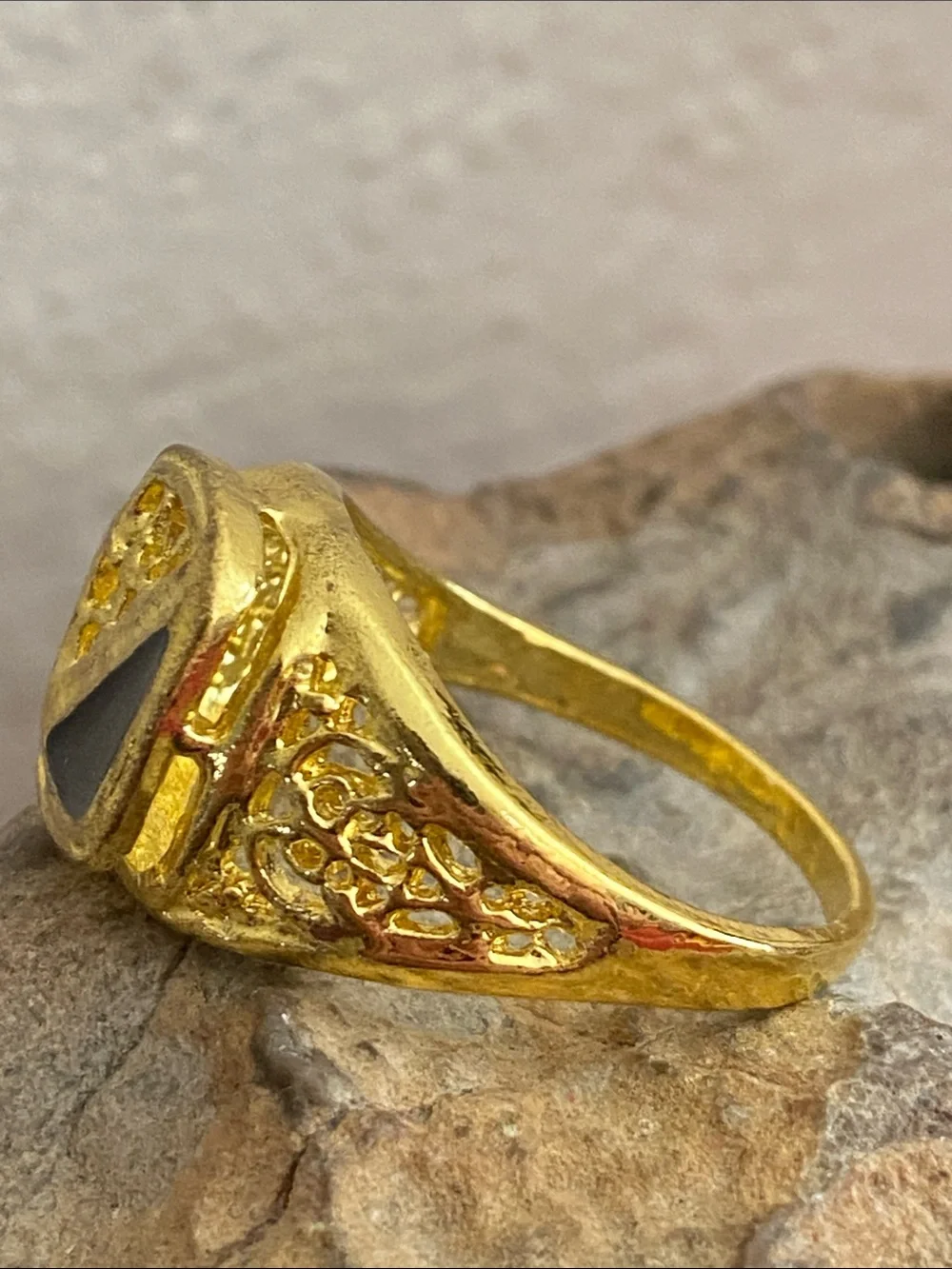 5/$10❤️❤️❤️NEW Gold-Tone Zinc Alloy Signet Ring with Black Enamel